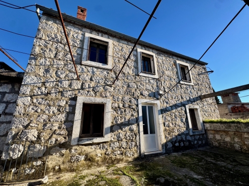 Kamena kuća na Osojniku